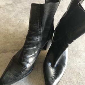 Vintage BlkLeather Stacked Heel Elastic Sides Boot